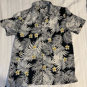 Fashion Nova men’s small hawaiian style shirt.